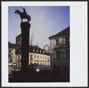 In der Bayreuther Innenstadt, im Vordergrund der Reiterbrunnen und im Hintergrund der Glockenturm der Schlosskirche