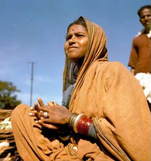 "Unterwegs". Markt, Händlerin an ihrem Stand : Indien. "Unterwegs". Markt, Händlerin an ihrem Stand