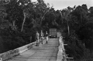 Brücke über den Rio do Peixe : Männer auf einer Brücke über dem Rio do Peixe.