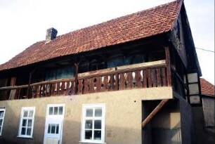 Gebäude an der Gemeindeverwaltung mit Laubengang; verzierte Brüstungsbretter