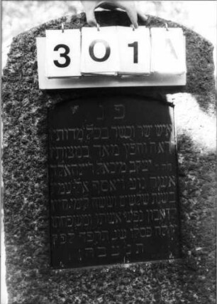 Grabstein 301 (Index: 100094591) Material: Granit Zustand: gut Maße HxBxT: 114x54x21 cm Beschreibung: konische Stele, Segmentbogenabschluß, Schriftplatte: Grabstein 301A