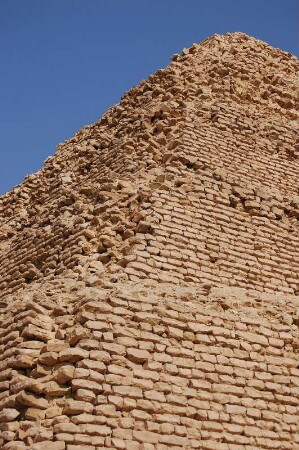 Stufenpyramide des Königs Djoser (Seitenansicht) bei Sakkara, älteste Pyramide Ägyptens