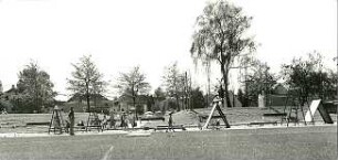 Hansjakob, Gottfried; München - Englschalking, Englschalkingerst. / Elektrastr.; Wohnanlage Cosimapark und Wohnanlage an der Englschalkinger-/ Elektrastraße - Cosimapark, Außenanlage mit Spielplatz, Erdwall im Hintergrund