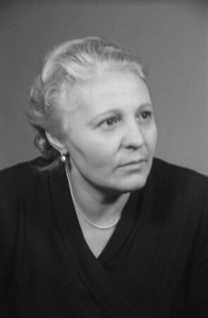 Porträtaufnahmen der Professorin Elisabeth Zaisser (1950-1952 Staatssekretärin im Ministerium für Volksbildung der DDR) im Zuge einer Reportage aus dem Ministerium für Volksbildung der DDR : Porträt von Elisabeth Zaisser