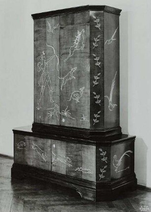 Ein Gewehr-(Jagd)-Schrank. Entwurf und Ausführung der Silber-Intarsien Akad.-Bildhauer Kurt Riedl, Österreich