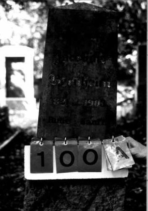 Grabstein 100 (Index: 100109441) Material: Sandstein oder Marmor (?), Sockel Kalkstein, eingelegte Buchstaben Zustand: Buchstaben teilweise herausgebrochen Maße HxBxT: 100x35x17 cm Beschreibung: Obelisk, Sockel rustica Steinmetz: Beerli Besonderheit: Nummer auf Rückseite: 214: Grabstein 100A