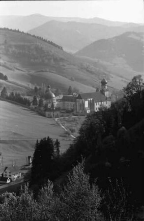 Münstertal: St. Trudpert; Blick von oben ins Obermünstertal mit St. Trudpert