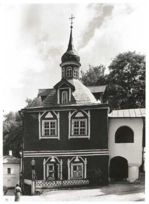 Petschory bei Pskow, Russland. Höhlenkloster, Kleiner Palast (16.-17. Jh.). Hofseite