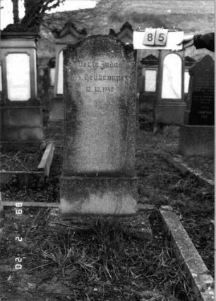 Grabstein 85 (Index: 99798549) Material: Kunststein Zustand: gut Maße HxBxT: 130x50x15 cm Beschreibung: Stele mit zweifach eingezogenem Segmentbogenabschluß, Sockel: Grabstein 85