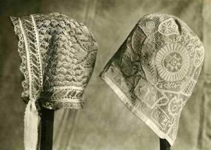 zwei handgestrickte Hauben. Erkenbertmuseum Frankenthal