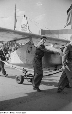 Flugzeug im Demonstrationszug