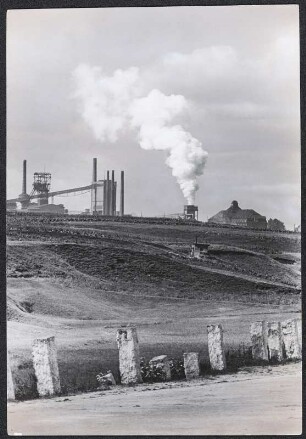 Grenze bei Beuthen, Oberschlesien : Oberschlesien. Industrieanlage zur Kohleverarbeitung bei Beuthen (heute Bytom)