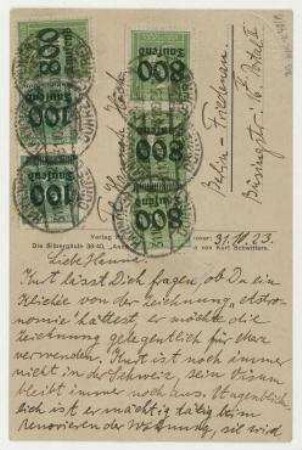 Merz-Postkarte von Helma Schwitters an Hannah Höch mit Abbildung "Kurt Schwitters. Das große Ichbild. (Merzbild)" collagiert mit Briefmarken. Hannover