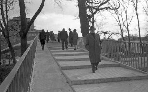 Baufertigstellung der Brücke über die Kriegsstraße in Höhe der Lammstraße.