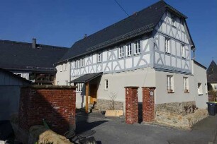 Wohnhaus mit Scheune; Ehringshausen, Ulmer Straße 14