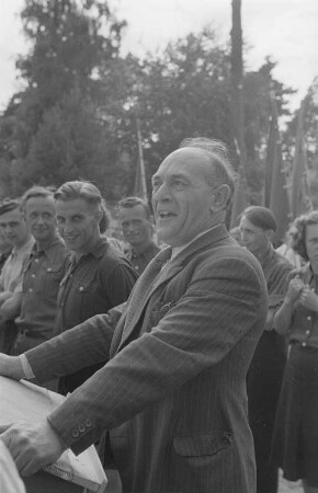 1. Zentrales Pionierlager "Georgi Dimitroff" in Prora auf Rügen : Ansprache während eines Appells
