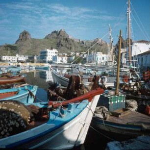 Limnos (antiker Name: Lemnos). Gattelusi-Kastron, Mýrina. Fischerhafen und Gattelusi-Kastron