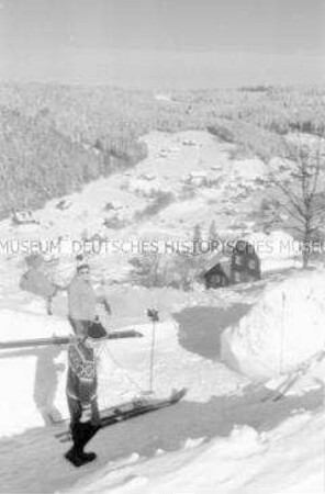 Skifahrer aus der DDR in der Wintersportregion Aschberg im Erzgebirge