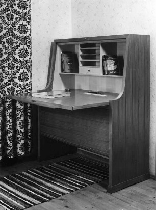 Schreibsekretär : Möbelaufnahmen. Schreibsekretär. Holz, wohl furniert (um 1960). Ansicht mit heruntergeklappter Schreibplatte