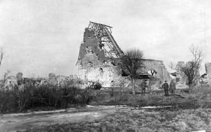 "Schorbelberg (Armentières)" , drei Soldaten vor zerstörtem Haus