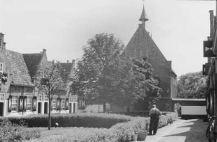 Das "Hofje" : Blick auf einen begrünten Platz mit kleinen Häusern und einer kleinen Kapelle