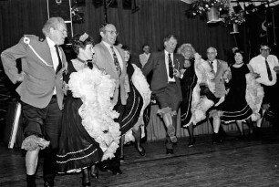 Frauen der Ahrensburger Schützengilde tanzen Cancan mit Herbert Wehler vom Schützenverein Lindenstadt in Ludwigslust, Kreispräsident Hubert Priemel, Bürgermeister Klaus Boenert und weiteren Mitgliedern der Ahrensburger Schützengilde