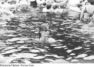 Die Schriftstellerin Elke Erb im Freibad