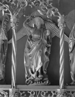 Ehemaliger Laienaltar — Madonna umgeben von Heiligen — Heiliger Michael