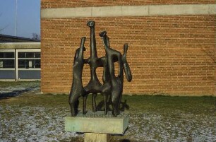 Emil-von Behring-Gymnasium: Bronzeskulptur