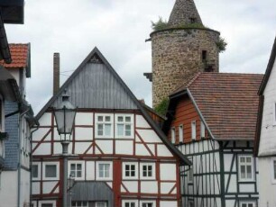 Stadtbild - Fachwerkhäuser in Giebelständiger Manier vor rundem Wehrturm der Stadtmauer