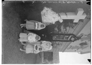 Primizfeier Brugger in Sigmaringendorf 1936; Neupriester Brugger mit drei Primizbräutchen und zwei Geistlichen