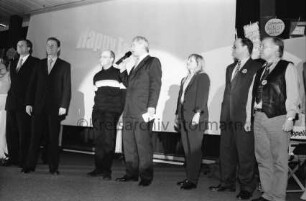 FDP: Wahlkampfveranstaltung zur Landtagswahl: Schulzentrum Am Heimgarten, Forum: Abschlussrunde: Landesvorsitzender Jürgen Koppelin als Moderator mit Mikrofon, Bundesvorsitzender Wolfgang Gerhardt, FDP-Generalsekretär Guido Westerwelle, Kreisvorsitzende Hedda Bluschke, Parteikollegen: 18. Februar 2000