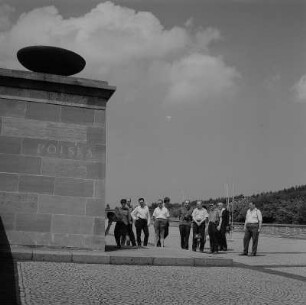 Weimar-Buchenwald. Mahnmal auf der Südseite des Ettersbergs (1954-1958), Straße der Nationen mit Pylon der Nation Polen