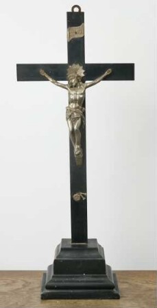 Schwarzes Standkreuz mit Heiligenschein
