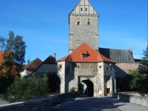 Stadtbefestigung - Stadttor (Rothenburger Tor) - Ansicht über Vortor (mit Schlüsselloch-Schießscharten) von Feldseite