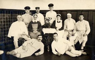 Erster Weltkrieg - Lazarett III Gewerbeschule Karlsruhe. Verwundete mit Schwestern und Pflegern