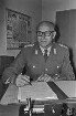 Polizeirevier Ahrensburg: Leiter Polizeihauptkommissar Fritz Martens in seinem Büro am Schreibtisch mit Akte: links dahinter Wandkarte
