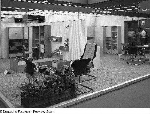 Raumaufnahme mit Ausstellungskoje des VEB Möbelkombinat Dessau