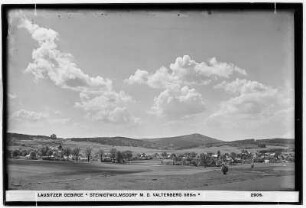 Lausitzer Gebirge. Steinigtwolmsdorf (obersorbisch Wołbramecy) mit dem Valtenberg (589 Meter)