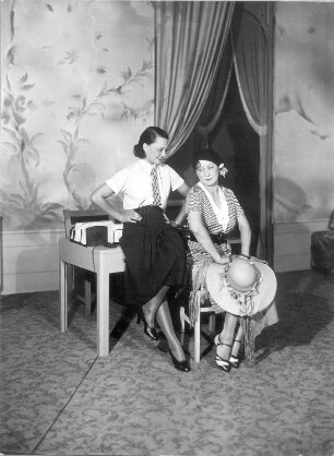 Nina. Komödie in drei Akten von Bruno Frank. Staatsschauspiel Dresden, Uraufführung 03.09.1931 : Cara Gyl als Sekretärin Eva Weininger und Alice Verden als Trude Mielitz