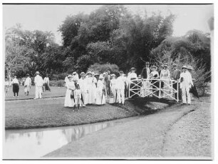 Buitenzorg (Bogor), Java/Indonesien. Botanischer Garten (1817; K. G. K. Reinwardt). Touristengruppe der Hapag an einem Steg am Lotusteich, links Einheimische