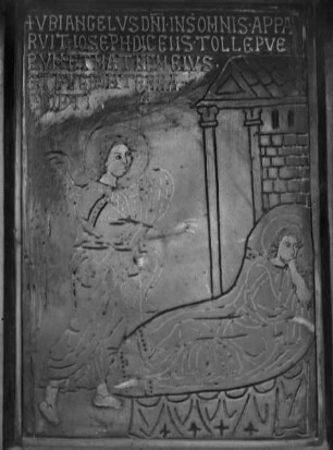 Tür des Hauptportals, rechte Seite, Detail: Der Erzengel erscheint Joseph im Traum und befiehlt die Flucht nach Ägypten (Reihe 2, Tafel 1)