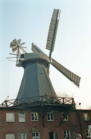Braaker Mühle: Außenansicht: in Erdgeschoss Mühlenladen: 24. März 2003