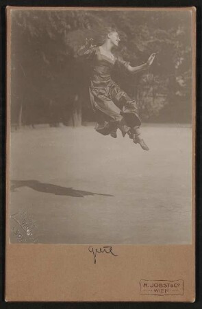 Grete Wiesenthal springt beim Donauwalzer im schwarzen Kleid auf einem Tennisplatz durch die Luft, mit Widmung