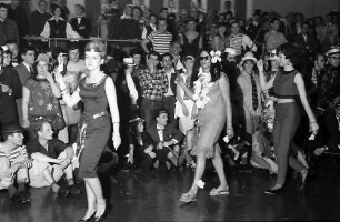 Freiburg: Stadthalle, Wahl der Miss Fasnet, die Anwärterinnen zur Miss Fasnetwahl