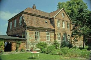 Gut Tangstedt: ehemaliges Kavalierhaus: Rückfront mit Mittelrisalit: links Anbau