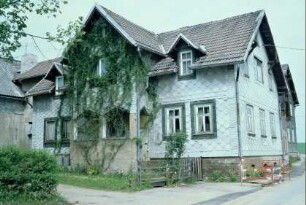 giebelständiges Haus mit Mittelrisalit