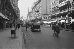 Reisefotos Argentinien. Stadtbilder Buenos Aires. Straße mit Gebäude "Aproz Gallo"