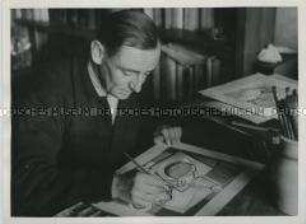 Der Maler Rudolf Ausleger arbeitet an einer Zeichnung