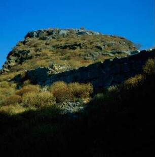 Kea, Karthaia im Südosten, Akropolis und Tempelplattform mit Polygonalstützmauer